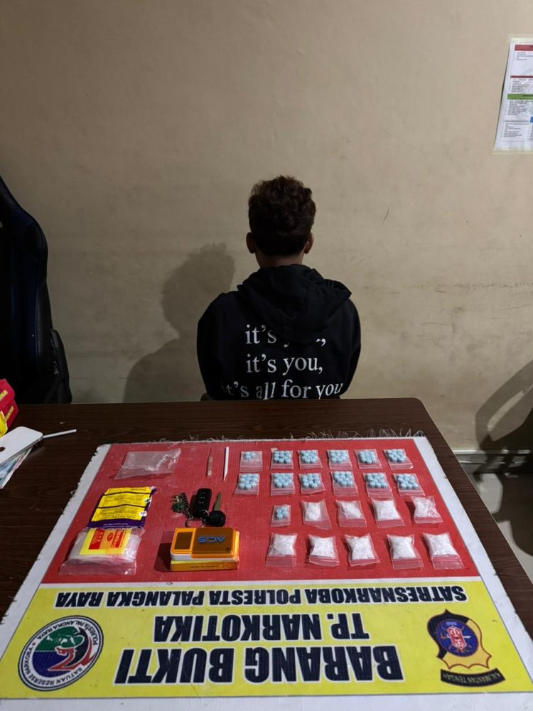 petugas mengamankan seorang terduga pengedar berinisial SM alias UYA (17) beserta barang bukti narkotika jenis sabu dan ekstasi.