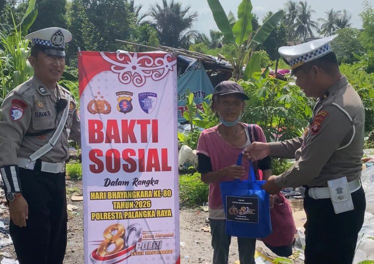 bakti sosial (baksos) yang digelar oleh Satlantas Polresta Palangka Raya dengan menyalurkan bantuan sosial (bansos) bagi masyarakat di wilayah Kota Palangka Raya, Kalimantan Tengah, Selasa (23/6/2026) siang.