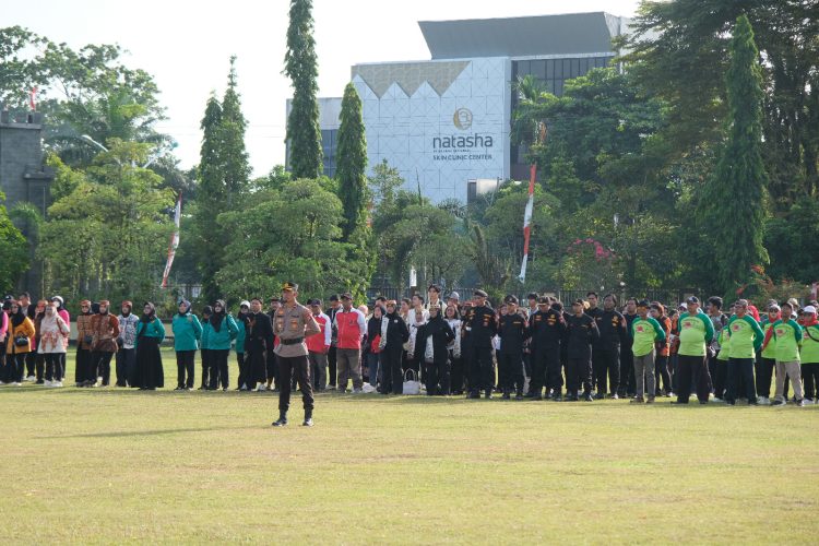 Ratusan orang dari berbagai elemen tumpah ruah dalam Apel Sabuk Kamtibmas, yang diinisiasi Kapolda Kalteng Irjen Pol Iwan Kurniawan, dalam rangka menyambut Hari Bhayangkara ke-80 tahun 2026.