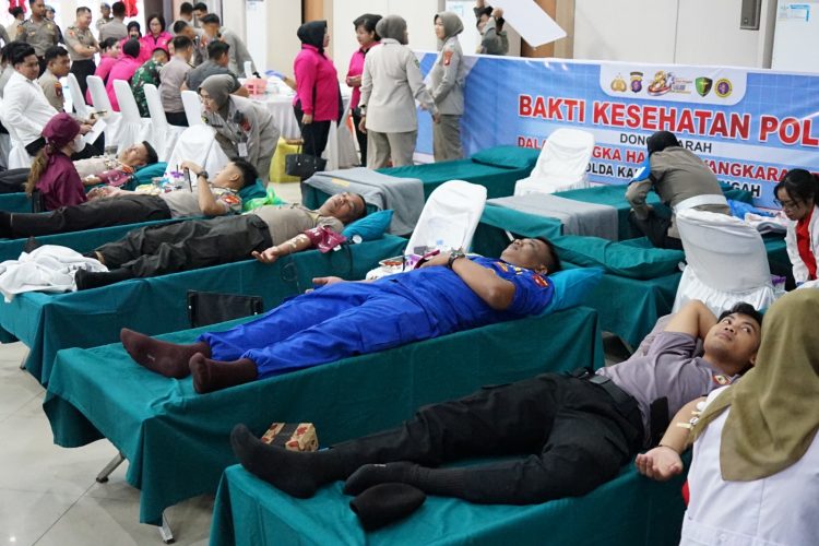 Polda Kalimantan Tengah melalui Bidang Kedokteran dan Kesehatan (Biddokkes) serta Rumah Sakit Bhayangkara Tingkat III Palangka Raya menggelar Puncak Bakti Kesehatan dalam rangka menyambut Hari Bhayangkara ke-80 yang dipusatkan di Gedung Graha Bhayangkara Mapolda Kalteng, Selasa (23/6/2026).