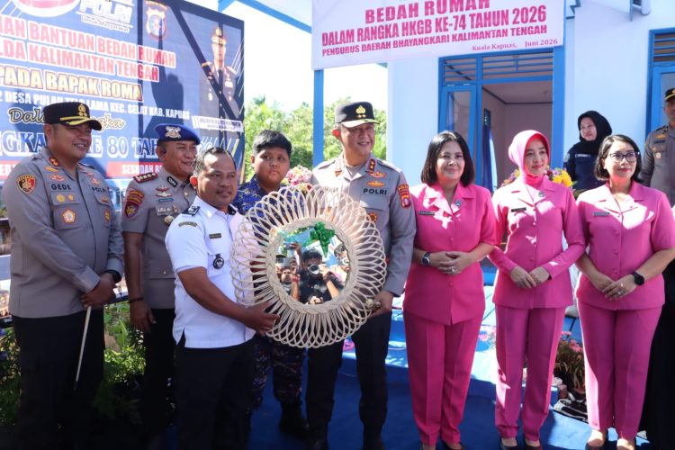 Kapolda Kalimantan Tengah (Kalteng) bersama jajaran melaksanakan peresmian program bedah rumah bagi warga kurang mampu di Desa Pulau Telo, Kecamatan Selat, Kabupaten Kapuas, Rabu (24/6/2026).