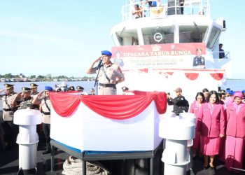 Kepolisian Daerah Kalimantan Tengah melaksanakan Upacara Tabur Bunga (Ziarah Laut) di Daerah Aliran Sungai (DAS) Kapuas, Rabu (24/6/2026) pagi.