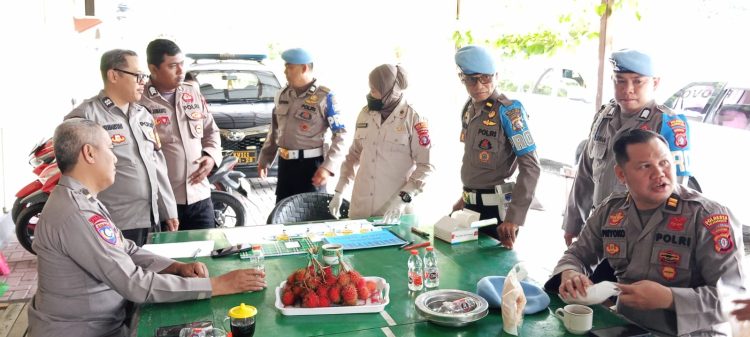 Sipropam Polresta Palangka Raya melaksanakan tes urine terhadap personel Polsek Bukit Batu sebagai langkah pengawasan internal guna memastikan anggota Polri bebas dari penyalahgunaan narkoba, Rabu (24/6/2026).