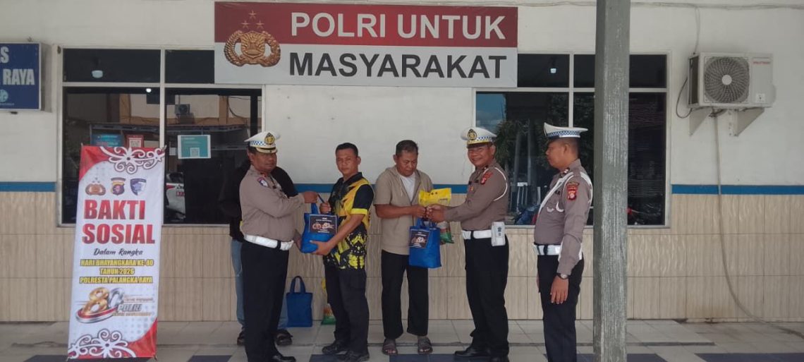 Seperti yang dilakukan oleh Satlantas pada hari Rabu (26/6/2026) siang melalui pembagian bantuan sosial (bansos) kepada masyarakat di wilayah Kota Palangka Raya, Kalimantan Tengah, yang dikomandoi oleh Kasatlantas, Kompol Hermanto.