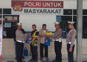 Seperti yang dilakukan oleh Satlantas pada hari Rabu (26/6/2026) siang melalui pembagian bantuan sosial (bansos) kepada masyarakat di wilayah Kota Palangka Raya, Kalimantan Tengah, yang dikomandoi oleh Kasatlantas, Kompol Hermanto.