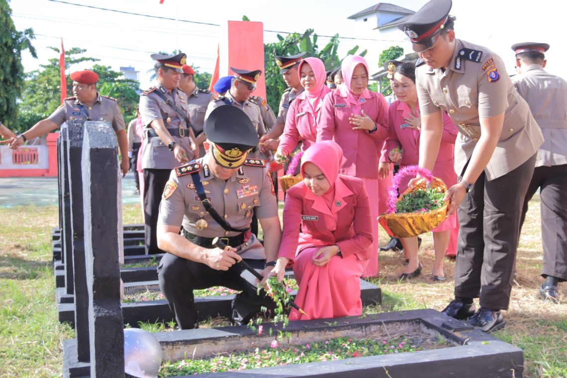 Kapolres Seruyan AKBP BEDDY SUWENDI, S.H., S.I.K. memimpin langsung Upacara Ziarah dan Tabur Bunga pada Rabu (24/6) pukul 07.30 WIB, bertempat di Taman Makam Pahlawan Pasir Kencana, Kuala Pembuang, Kabupaten Seruyan.