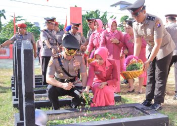 Kapolres Seruyan AKBP BEDDY SUWENDI, S.H., S.I.K. memimpin langsung Upacara Ziarah dan Tabur Bunga pada Rabu (24/6) pukul 07.30 WIB, bertempat di Taman Makam Pahlawan Pasir Kencana, Kuala Pembuang, Kabupaten Seruyan.