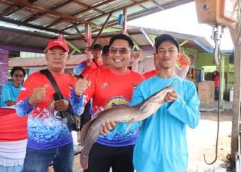 Polres Kotawaringin Timur Dalam rangka memeriahkan Hari Bhayangkara ke-80 dengan mengusung semangat "Polri untuk Masyarakat”, Polres Kotim menggelar Lomba Mancing yang berlangsung meriah di Kolam Pancing Danau Mere Jl Kenan Sandan Kecamatan Baamang Kab Kotim. Minggu (28/6/2026).