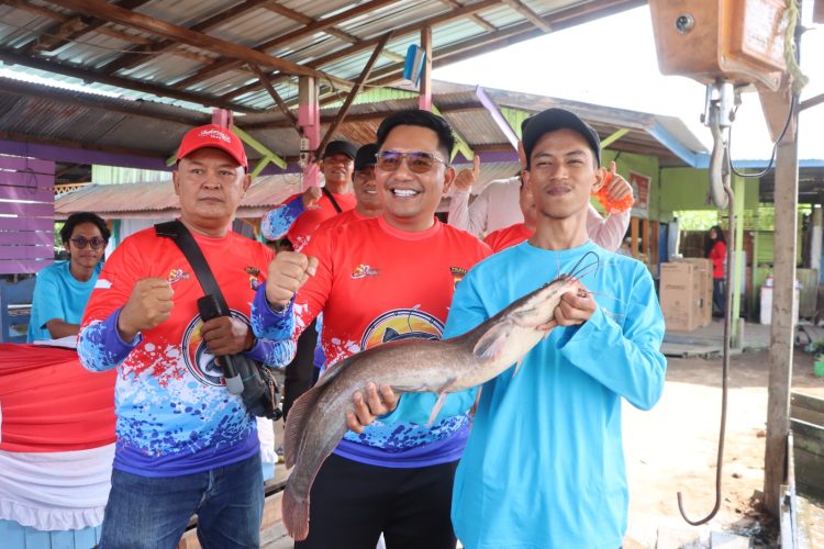 Polres Kotawaringin Timur Dalam rangka memeriahkan Hari Bhayangkara ke-80 dengan mengusung semangat "Polri untuk Masyarakat”, Polres Kotim menggelar Lomba Mancing yang berlangsung meriah di Kolam Pancing Danau Mere Jl Kenan Sandan Kecamatan Baamang Kab Kotim. Minggu (28/6/2026).