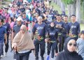 Ribuan langkah kaki kompak bergerak bersama dalam kegiatan Jalan Sehat yang digelar Polres Seruyan dalam rangka peringatan HUT Bhayangkara Polri Ke-80 Tahun 2026 pada Minggu (28/6) mulai pukul 06.00 WIB di Kota Kuala Pembuang, Kabupaten Seruyan.