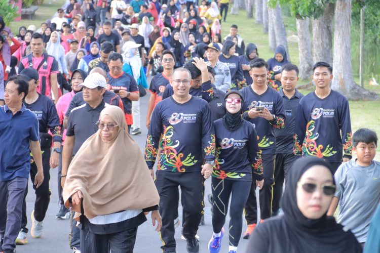 Ribuan langkah kaki kompak bergerak bersama dalam kegiatan Jalan Sehat yang digelar Polres Seruyan dalam rangka peringatan HUT Bhayangkara Polri Ke-80 Tahun 2026 pada Minggu (28/6) mulai pukul 06.00 WIB di Kota Kuala Pembuang, Kabupaten Seruyan.