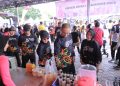geliat ekonomi lokal turut bersinar dalam kegiatan Bazaar dan UMKM Bhayangkari yang hadir memeriahkan puncak peringatan HUT Bhayangkara Polri Ke-80 Tahun 2026 pada Minggu (28/6) mulai pukul 06.00 WIB, di Kota Kuala Pembuang, Kabupaten Seruyan.