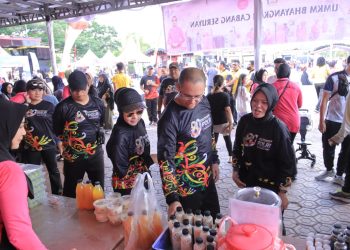 geliat ekonomi lokal turut bersinar dalam kegiatan Bazaar dan UMKM Bhayangkari yang hadir memeriahkan puncak peringatan HUT Bhayangkara Polri Ke-80 Tahun 2026 pada Minggu (28/6) mulai pukul 06.00 WIB, di Kota Kuala Pembuang, Kabupaten Seruyan.