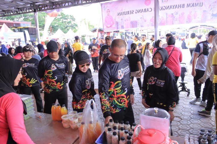 geliat ekonomi lokal turut bersinar dalam kegiatan Bazaar dan UMKM Bhayangkari yang hadir memeriahkan puncak peringatan HUT Bhayangkara Polri Ke-80 Tahun 2026 pada Minggu (28/6) mulai pukul 06.00 WIB, di Kota Kuala Pembuang, Kabupaten Seruyan.