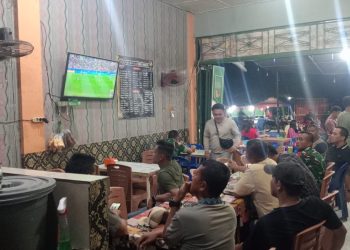 Semangat kebersamaan begitu terasa saat personel Kodim 0207/Simalungun bersama masyarakat menggelar kegiatan nonton bareng (nobar) pertandingan Piala Dunia 2026 pada Senin (29/6/2026) mulai pukul 02.00 WIB hingga selesai