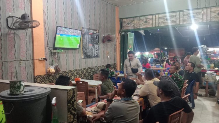 Semangat kebersamaan begitu terasa saat personel Kodim 0207/Simalungun bersama masyarakat menggelar kegiatan nonton bareng (nobar) pertandingan Piala Dunia 2026 pada Senin (29/6/2026) mulai pukul 02.00 WIB hingga selesai