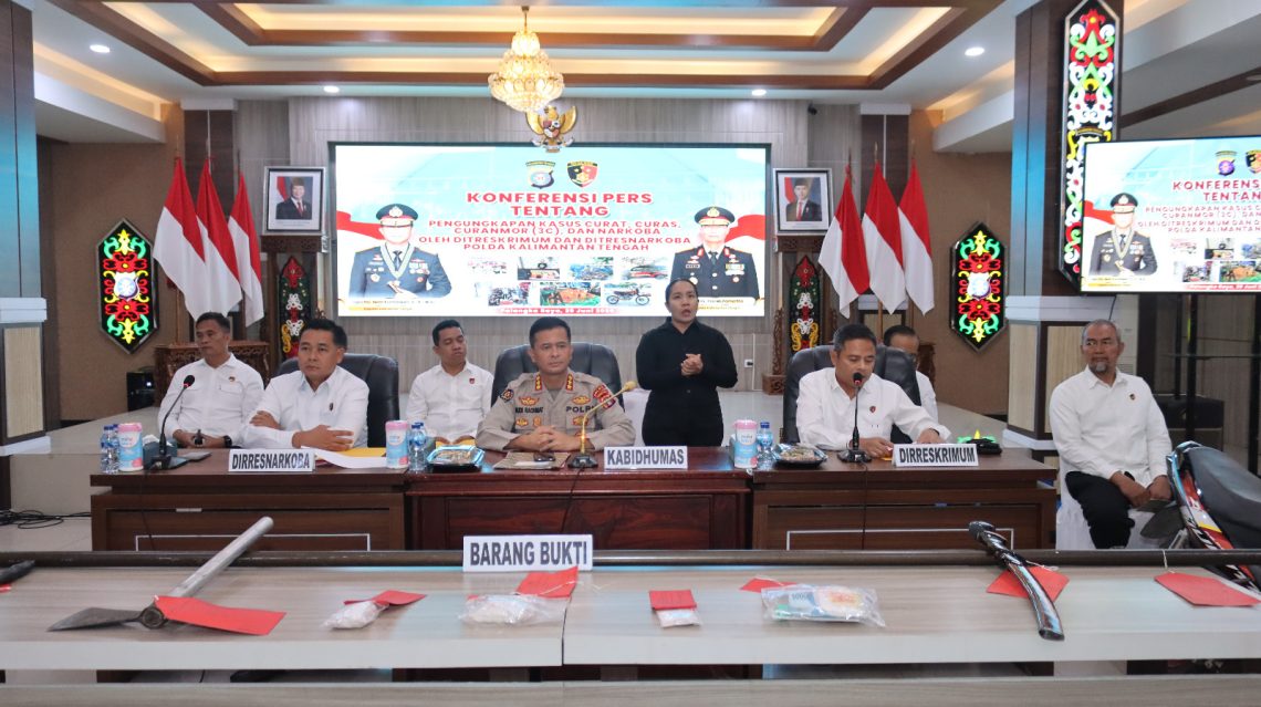 Kabid Humas, Kombes Pol Budi Rachmat, memimpin press release pengungkapan tindak pidana pencurian dengan pemberatan, pencurian dengan kekerasan, dan pencurian kendaraan bermotor (3C) serta penyalahgunaan narkoba di Aula Arya Dharma Mapolda Kalteng, Senin (29/6/2026).