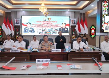 Kabid Humas, Kombes Pol Budi Rachmat, memimpin press release pengungkapan tindak pidana pencurian dengan pemberatan, pencurian dengan kekerasan, dan pencurian kendaraan bermotor (3C) serta penyalahgunaan narkoba di Aula Arya Dharma Mapolda Kalteng, Senin (29/6/2026).