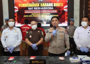 Satuan Narkoba Polres Kotim melaksanakan pemusnahan barang bukti narkoba jenis sabu di depan Loby Mapolres Kotim, dengan disaksikan oleh sejumlah pejabat penting termasuk antara lain Kapolres Kotim, Kepala BNNK Kotim, Ketua Pengadilan Negeri Sampit atau yang mewakili, perwakilan Kejaksaan Negeri Kotim, penasihat hukum, Kepala UPTD Labkesda, Bag Hukum Pemda Kotim, Kotim serta para tersangka, pada hari Senin sore (29/06/2026).