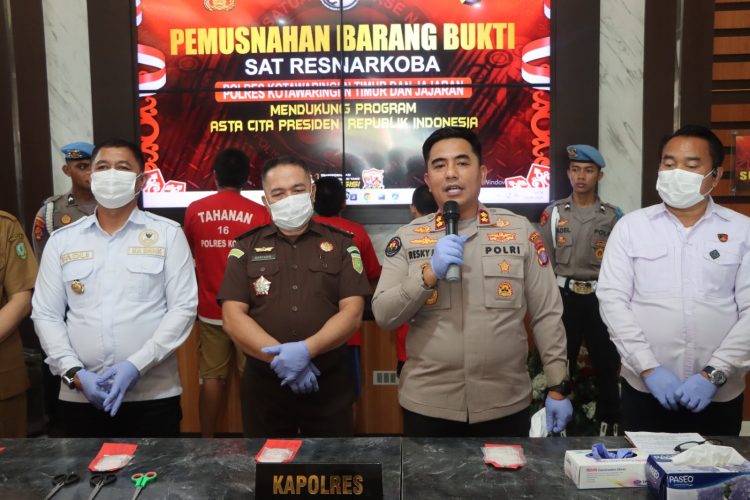 Satuan Narkoba Polres Kotim melaksanakan pemusnahan barang bukti narkoba jenis sabu di depan Loby Mapolres Kotim, dengan disaksikan oleh sejumlah pejabat penting termasuk antara lain Kapolres Kotim, Kepala BNNK Kotim, Ketua Pengadilan Negeri Sampit atau yang mewakili, perwakilan Kejaksaan Negeri Kotim, penasihat hukum, Kepala UPTD Labkesda, Bag Hukum Pemda Kotim, Kotim serta para tersangka, pada hari Senin sore (29/06/2026).