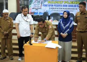 Bupati Nagan Raya, Dr. TR. Keumangan, S.H., M.H., diwakili Pelaksana Tugas Sekretaris Daerah (Plt. Sekda), Ir. H. Hizbulwatan, memimpin Rapat Pleno Penetapan Peserta Didik Sekolah Rakyat Kabupaten Nagan Raya Tahun Ajaran 2026/2027.
