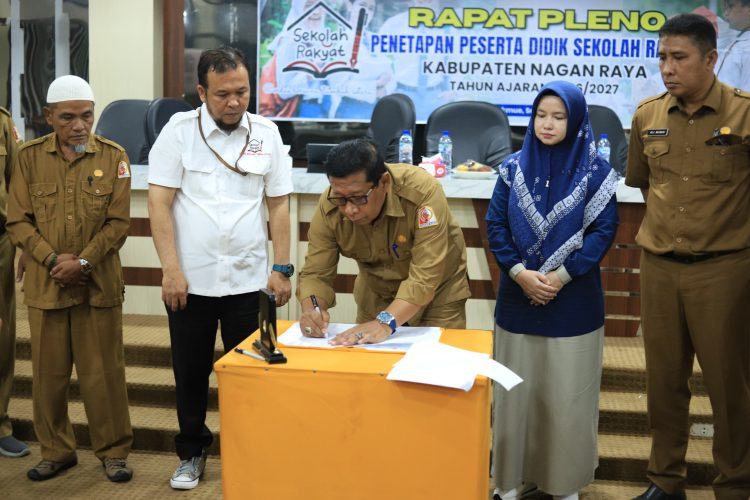 Bupati Nagan Raya, Dr. TR. Keumangan, S.H., M.H., diwakili Pelaksana Tugas Sekretaris Daerah (Plt. Sekda), Ir. H. Hizbulwatan, memimpin Rapat Pleno Penetapan Peserta Didik Sekolah Rakyat Kabupaten Nagan Raya Tahun Ajaran 2026/2027.