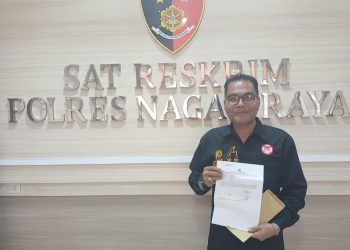 Kepala Biro Mitrapolri.com Nagan Raya, T. Ridwan, S.Sos, SH melaporkan salah seorang oknum ASN yang bertugas di Rumah sakit umum Daerah (RSUD) Sultan Iskandar Muda Nagan Raya yang diduga telah melakukan fitnah terhadap berita yang ditayangkan di media Mitrapolri.com edisi 25 juni 2026 yang lalu ke Polres Nagan Raya. (Foto. Dok: T. Ridwan/Mitrapolri.com)