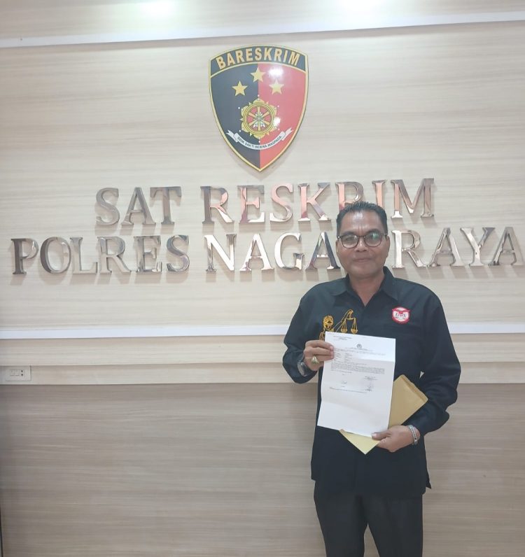 Kepala Biro Mitrapolri.com Nagan Raya, T. Ridwan, S.Sos, SH melaporkan salah seorang oknum ASN yang bertugas di Rumah sakit umum Daerah (RSUD) Sultan Iskandar Muda Nagan Raya yang diduga telah melakukan fitnah terhadap berita yang ditayangkan di media Mitrapolri.com edisi 25 juni 2026 yang lalu ke Polres Nagan Raya. (Foto. Dok: T. Ridwan/Mitrapolri.com)