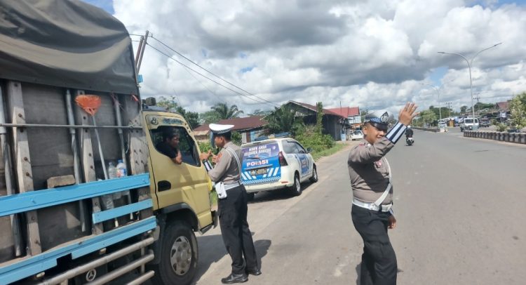 Satlantas Polres Kotawaringin Timur melaksanakan kegiatan Patroli simpatik untuk mengurangi angka kecelakaan lalu lintas di Wilkum Polres Kotawaringin Timur. Sabtu siang 13 Juni 2026
