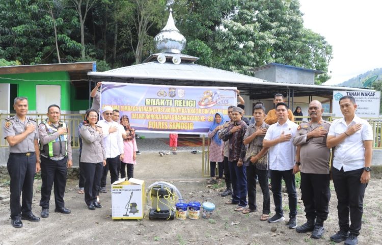 Polres Samosir menggelar kegiatan Bhakti Religi di Masjid Nurul Huda, Desa Turpuk Sihotang, Kecamatan Harian, Kabupaten Samosir, Rabu (17/6/2026).