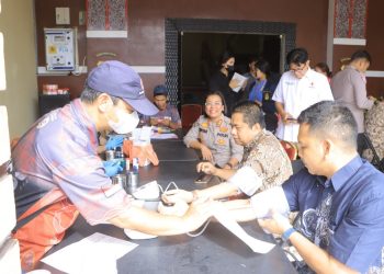 Kegiatan sosial tersebut dipimpin langsung oleh Kapolres Samosir, AKBP Rina Sry Nirwana Tarigan, S.I.K., M.H melalui Sidokkes Polres Samksir bekerja sama dengan PMI Kota Pematangsiantar, PMI Kabupaten Samosir.