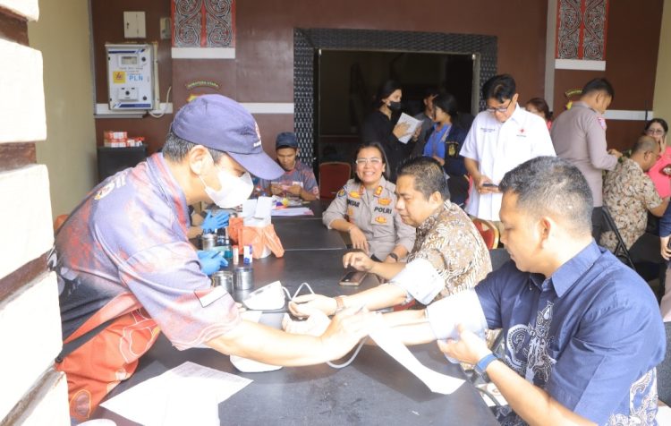 Kegiatan sosial tersebut dipimpin langsung oleh Kapolres Samosir, AKBP Rina Sry Nirwana Tarigan, S.I.K., M.H melalui Sidokkes Polres Samksir bekerja sama dengan PMI Kota Pematangsiantar, PMI Kabupaten Samosir.