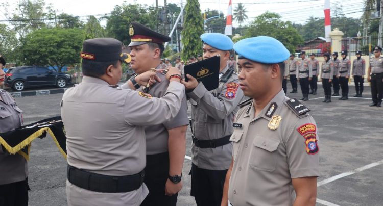 Sebanyak 41 personel Polresta Palangka Raya menerima kenaikan pangkat sebagai bentuk penghargaan atas dedikasi, loyalitas, serta pengabdian dalam melaksanakan tugas kepolisian.