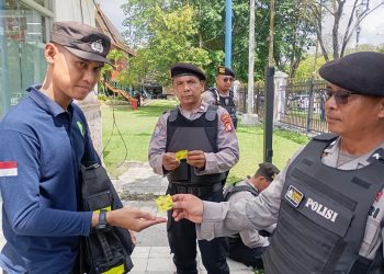 Seksi Kedokteran dan Kesehatan (Sidokkes) Polresta Palangka Raya membagikan vitamin kepada personel yang akan melaksanakan pengamanan aksi damai di Kantor Gubernur Kalimantan Tengah.