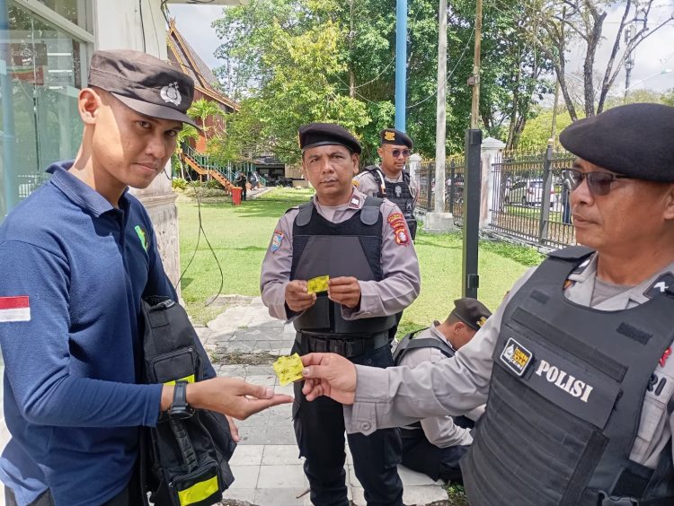 Seksi Kedokteran dan Kesehatan (Sidokkes) Polresta Palangka Raya membagikan vitamin kepada personel yang akan melaksanakan pengamanan aksi damai di Kantor Gubernur Kalimantan Tengah.