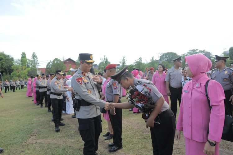 Polda Kalimantan Tengah ( Kalteng) menggelar upacara kenaikan pangkat setingkat lebih tinggi bagi personel Polri periode 1 Juli 2026, bertempat di Lapangan Barigas Mapolda setempat, Selasa (30/6/2026).