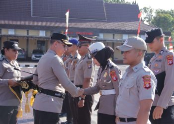 Kapolres Seruyan AKBP BEDDY SUWENDI, S.H., S.I.K. memimpin langsung Upacara Korps Raport Kenaikan Pangkat Perwira, Bintara, dan ASN Polri di lingkungan Polres Seruyan pada Selasa (30/6) pukul 08.00 WIB, bertempat di Halaman Mapolres Seruyan.