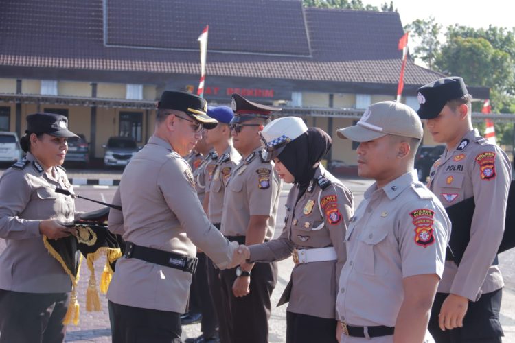 Kapolres Seruyan AKBP BEDDY SUWENDI, S.H., S.I.K. memimpin langsung Upacara Korps Raport Kenaikan Pangkat Perwira, Bintara, dan ASN Polri di lingkungan Polres Seruyan pada Selasa (30/6) pukul 08.00 WIB, bertempat di Halaman Mapolres Seruyan.