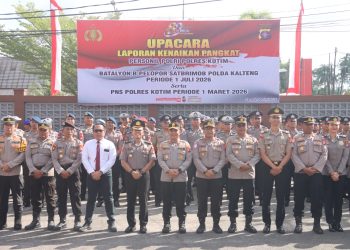 Upacara dipimpin langsung oleh Kapolres Kotim AKBP Resky Maulana Zulkarnain, S.H., S.I.K., M.H. dan dihadiri Waka Polres Kompol Christian Maruli Tua Siregar, S.I.K., M.M., PJU, Kapolsek jajaran, Bhayangkari, serta keluarga personel yang naik pangkat.