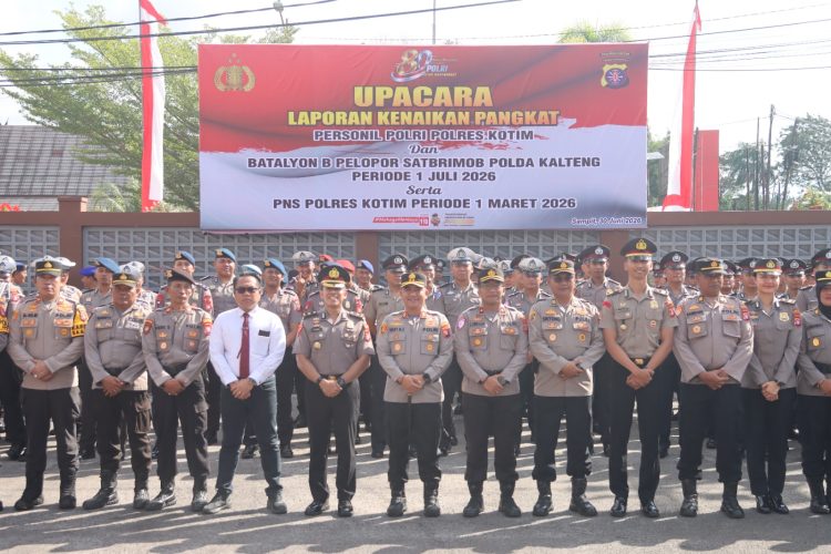 Upacara dipimpin langsung oleh Kapolres Kotim AKBP Resky Maulana Zulkarnain, S.H., S.I.K., M.H. dan dihadiri Waka Polres Kompol Christian Maruli Tua Siregar, S.I.K., M.M., PJU, Kapolsek jajaran, Bhayangkari, serta keluarga personel yang naik pangkat.