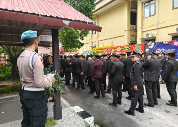 Seksi Propam Polresta Palangka Raya melaksanakan pengecekan kehadiran personel yang mengikuti upacara peringatan Hari Bhayangkara Ke-80 di Lapangan Barigas Mapolda Kalimantan Tengah