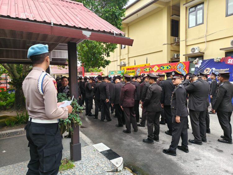Seksi Propam Polresta Palangka Raya melaksanakan pengecekan kehadiran personel yang mengikuti upacara peringatan Hari Bhayangkara Ke-80 di Lapangan Barigas Mapolda Kalimantan Tengah