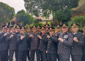 Personel Polresta Palangka Raya mengikuti upacara peringatan Hari Bhayangkara Ke-80 yang digelar di Lapangan Barigas Mapolda Kalimantan Tengah.