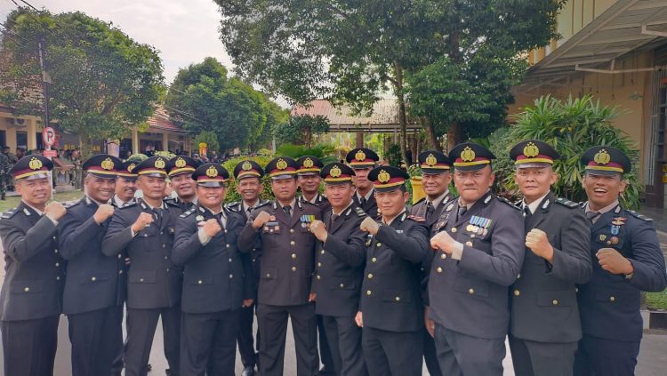 Personel Polresta Palangka Raya mengikuti upacara peringatan Hari Bhayangkara Ke-80 yang digelar di Lapangan Barigas Mapolda Kalimantan Tengah.