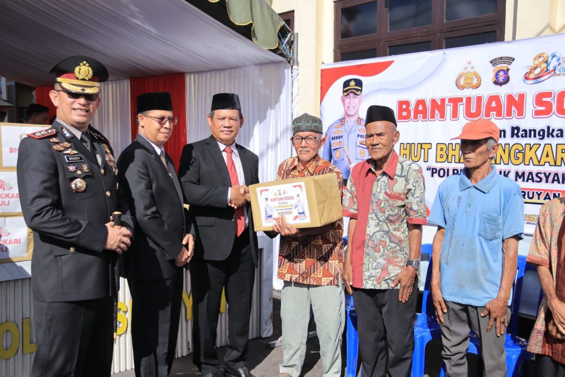 Bantuan sosial diserahkan secara simbolis oleh Bupati Seruyan AHMAD SELANORWANDA, S.E., M.Si., Kapolres Seruyan AKBP BEDDY SUWENDI, S.H., S.I.K., Wakil Bupati Seruyan H. SUPIAN, S.Ag., Kajari Seruyan ANDRE, S.H., M.H., Plt. Pabung 1015 Sampit KAPTEN INF. SUPRIYONO, serta Ketua Bhayangkari Cabang Seruyan Ny. PUTRI BEDDY.