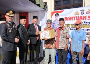 Bantuan sosial diserahkan secara simbolis oleh Bupati Seruyan AHMAD SELANORWANDA, S.E., M.Si., Kapolres Seruyan AKBP BEDDY SUWENDI, S.H., S.I.K., Wakil Bupati Seruyan H. SUPIAN, S.Ag., Kajari Seruyan ANDRE, S.H., M.H., Plt. Pabung 1015 Sampit KAPTEN INF. SUPRIYONO, serta Ketua Bhayangkari Cabang Seruyan Ny. PUTRI BEDDY.