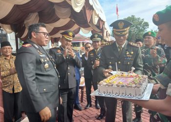 Kapolres Nagan Raya AKBP Dr. Benny Bathara memimpin upacara peringatan Hari Bhayangkara yang ke 80 tahun, Rabu (01/07/26) yang digelar dihalaman mapolres setempat, komplek perkantoran suka makmue, Nagan Raya provinsi Aceh.