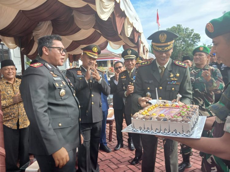 Kapolres Nagan Raya AKBP Dr. Benny Bathara memimpin upacara peringatan Hari Bhayangkara yang ke 80 tahun, Rabu (01/07/26) yang digelar dihalaman mapolres setempat, komplek perkantoran suka makmue, Nagan Raya provinsi Aceh.