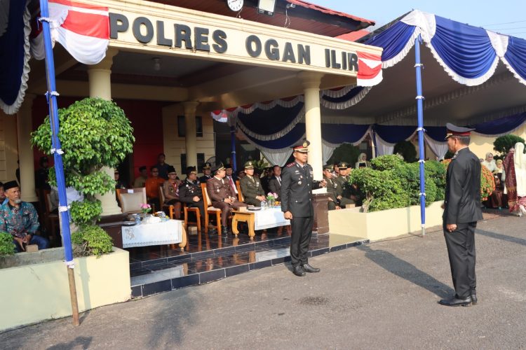 Kapolres Ogan Ilir, AKBP Bagus Suryo Wibowo, S.I.K., M.H., bertindak selaku Inspektur Upacara, sedangkan Komandan Upacara dijabat IPDA Gandhi Prianata, S.H. Peserta upacara terdiri dari personel Polri, TNI, Brimob, Brigif, Satpol PP, Dishub, BPBD, Damkar, Dinas Kesehatan, mahasiswa, Pramuka, hingga pelajar SMA.