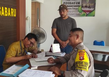 Bhabinkamtibmas Kelurahan Sabaru Polsek Sabangau, Aiptu Irwan Darmawan, melaksanakan kegiatan sambang door to door system (DDS) bersama petugas Kelurahan Sabaru dan warga di Jalan RTA Milono Km 8, Kelurahan Sabaru, Kecamatan Sabangau.